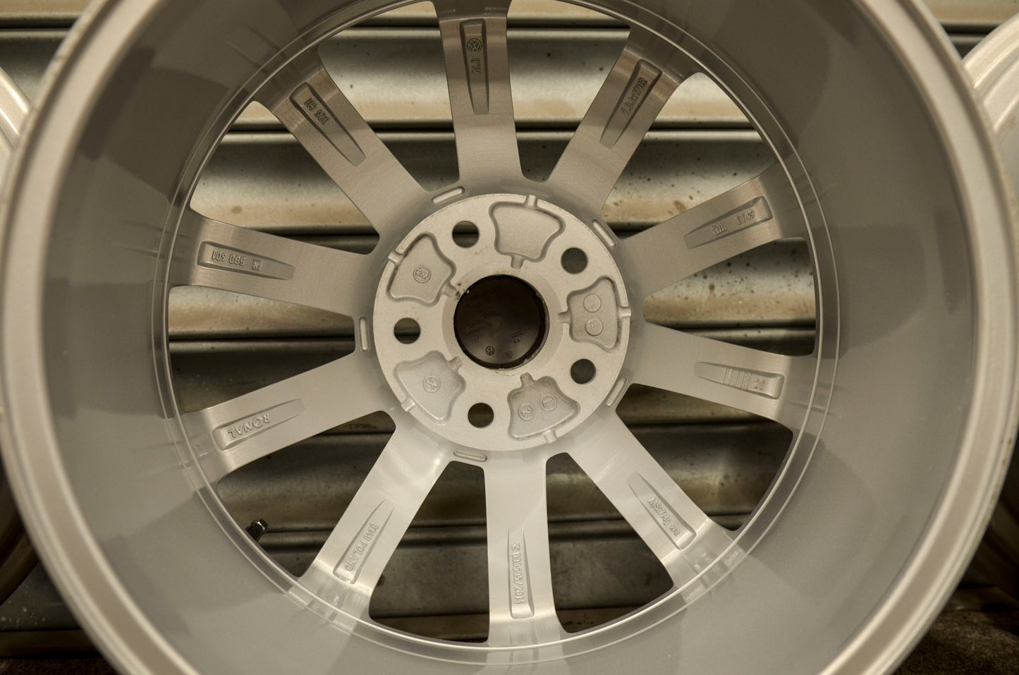*Refurbished* Genuine 17" VW Golf Mk7 Alloy Wheels 5x112 5G0601 - Autosthetic